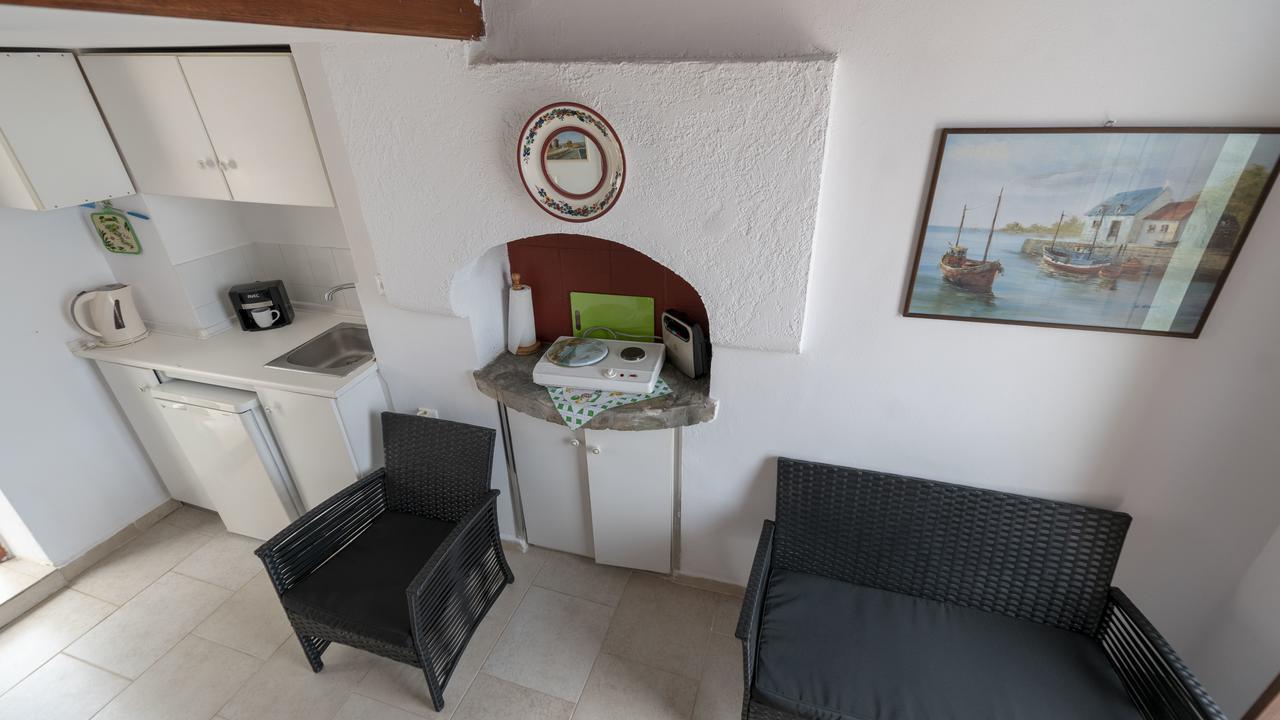 Roulas Apartments Chalki Town Extérieur photo