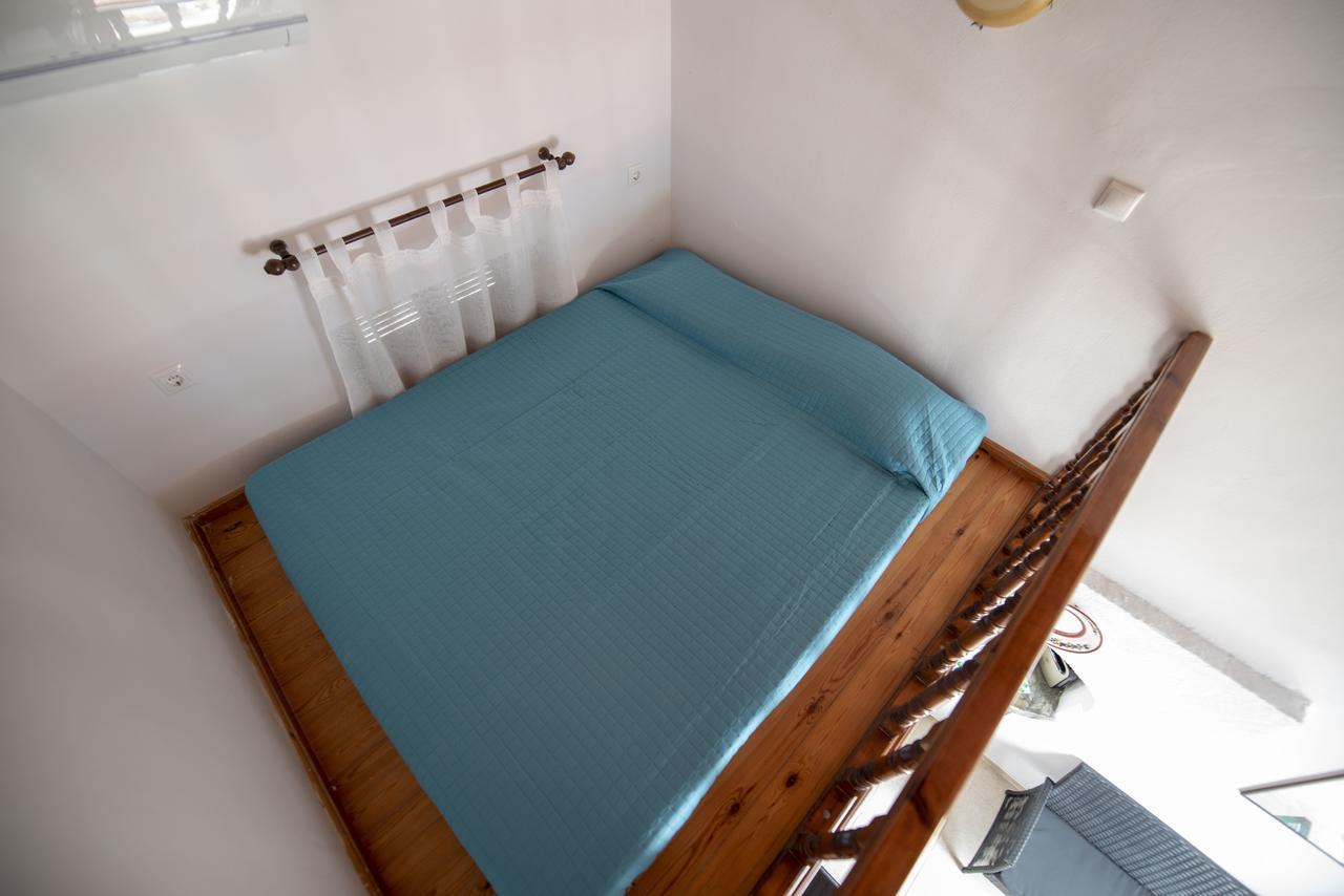 Roulas Apartments Chalki Town Extérieur photo